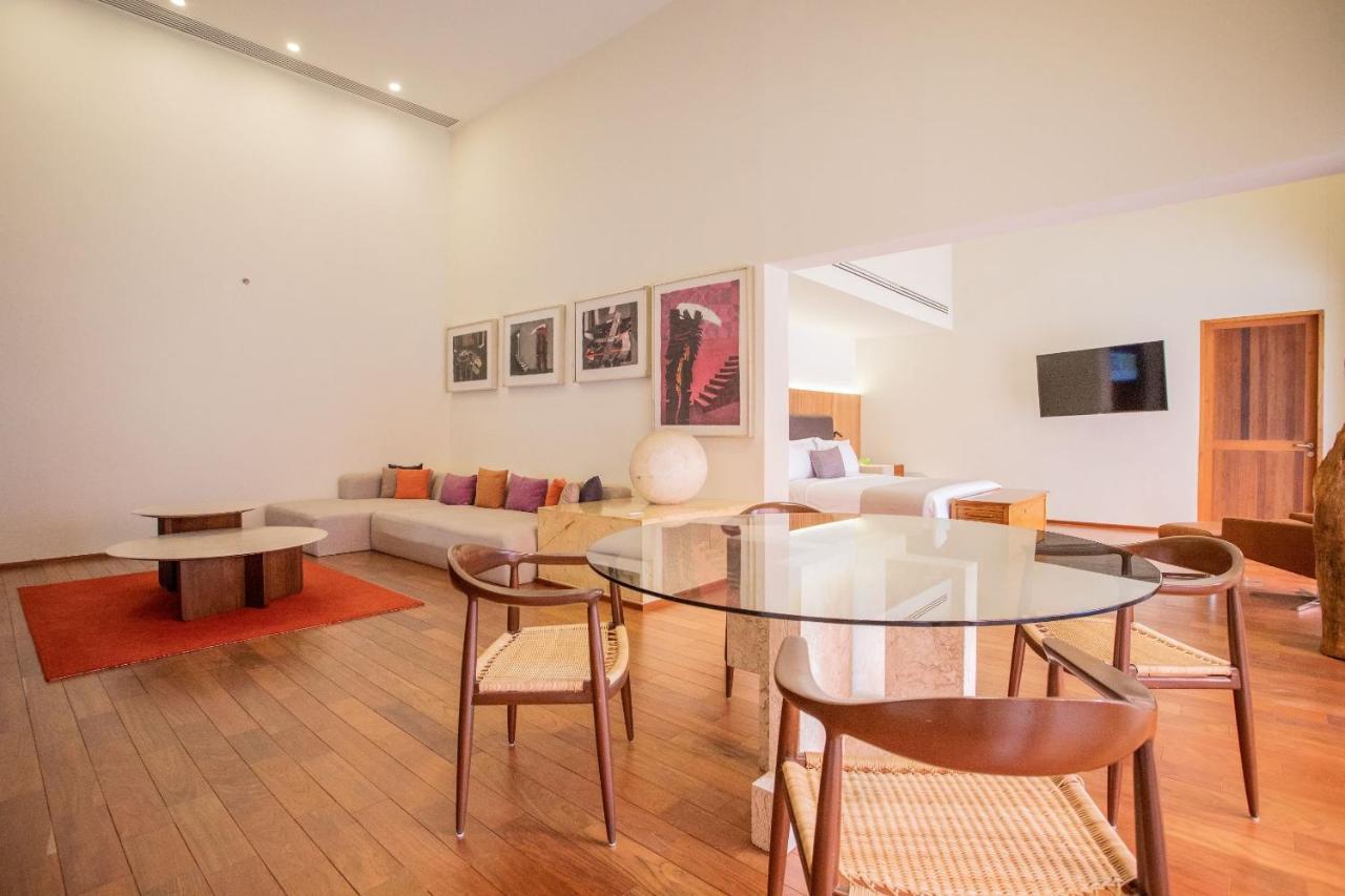 Camino Real Monterrey Hotel San Pedro Garza Garcia Buitenkant foto A suite at the Park