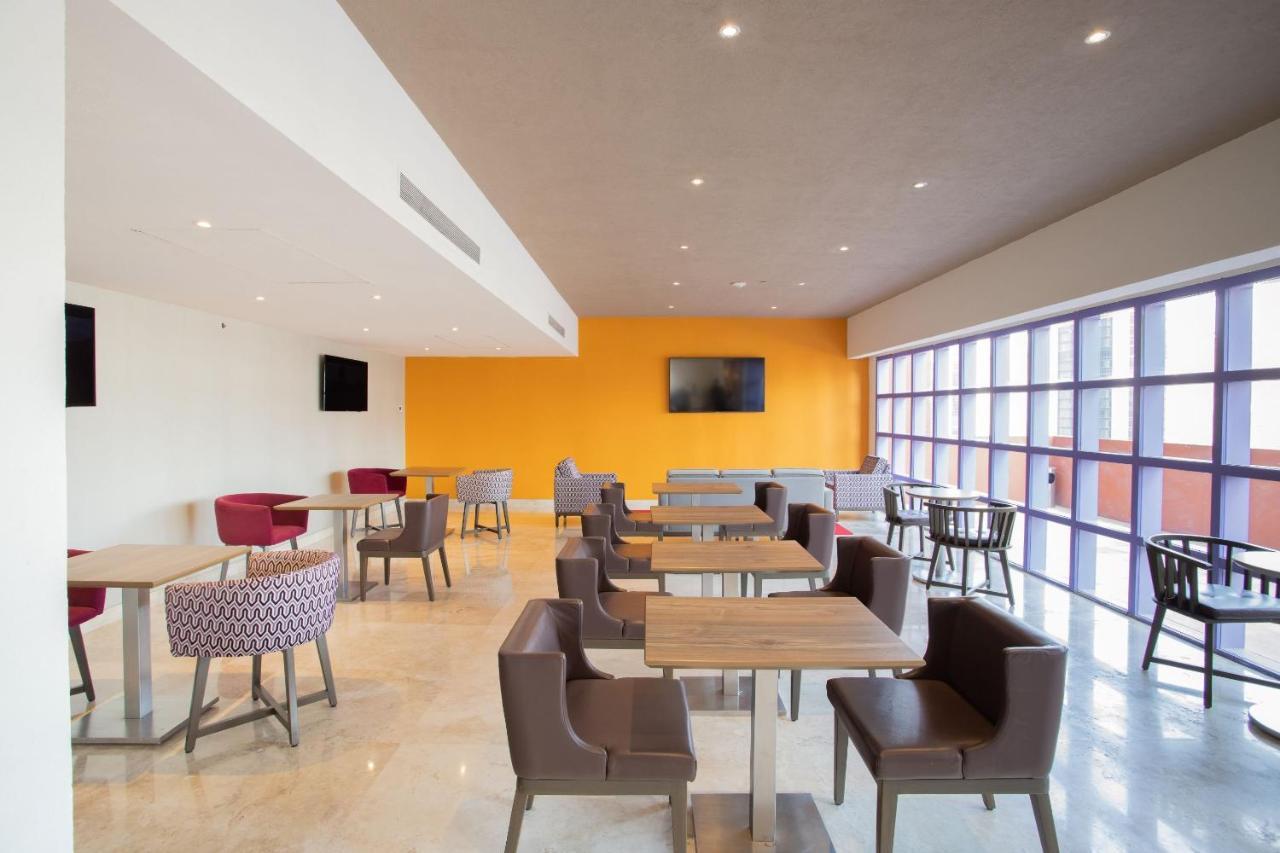 Camino Real Monterrey Hotel San Pedro Garza Garcia Buitenkant foto The lounge at the airport