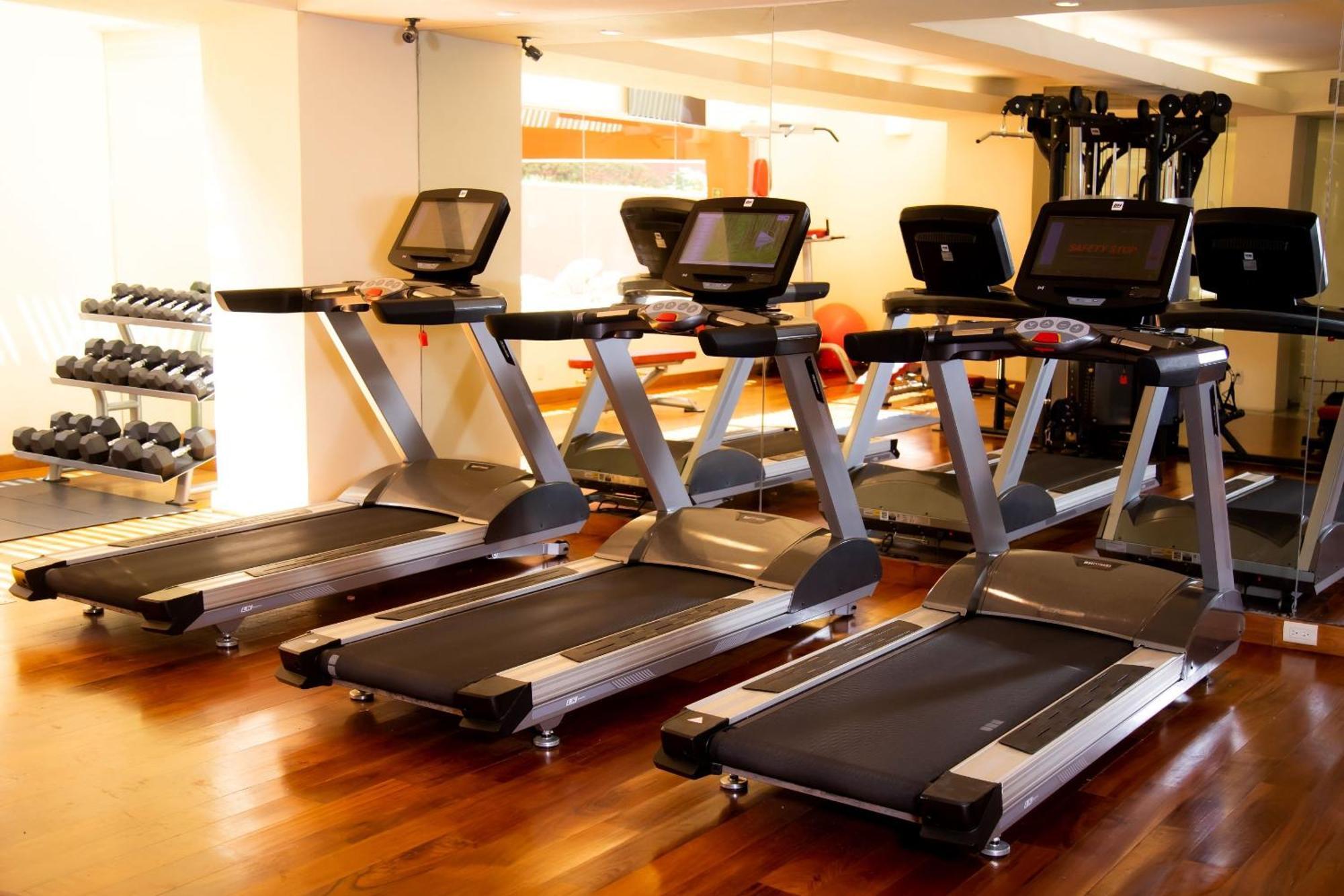 Camino Real Monterrey Hotel San Pedro Garza Garcia Buitenkant foto Treadmills in a gym