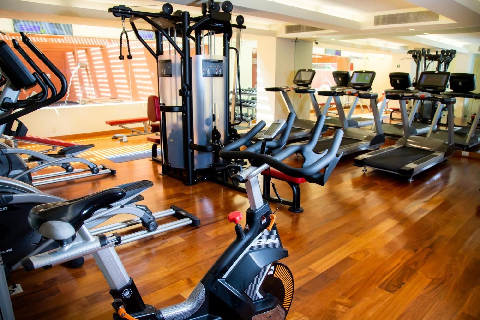 Camino Real Monterrey Hotel San Pedro Garza Garcia Buitenkant foto A gym in a hotel