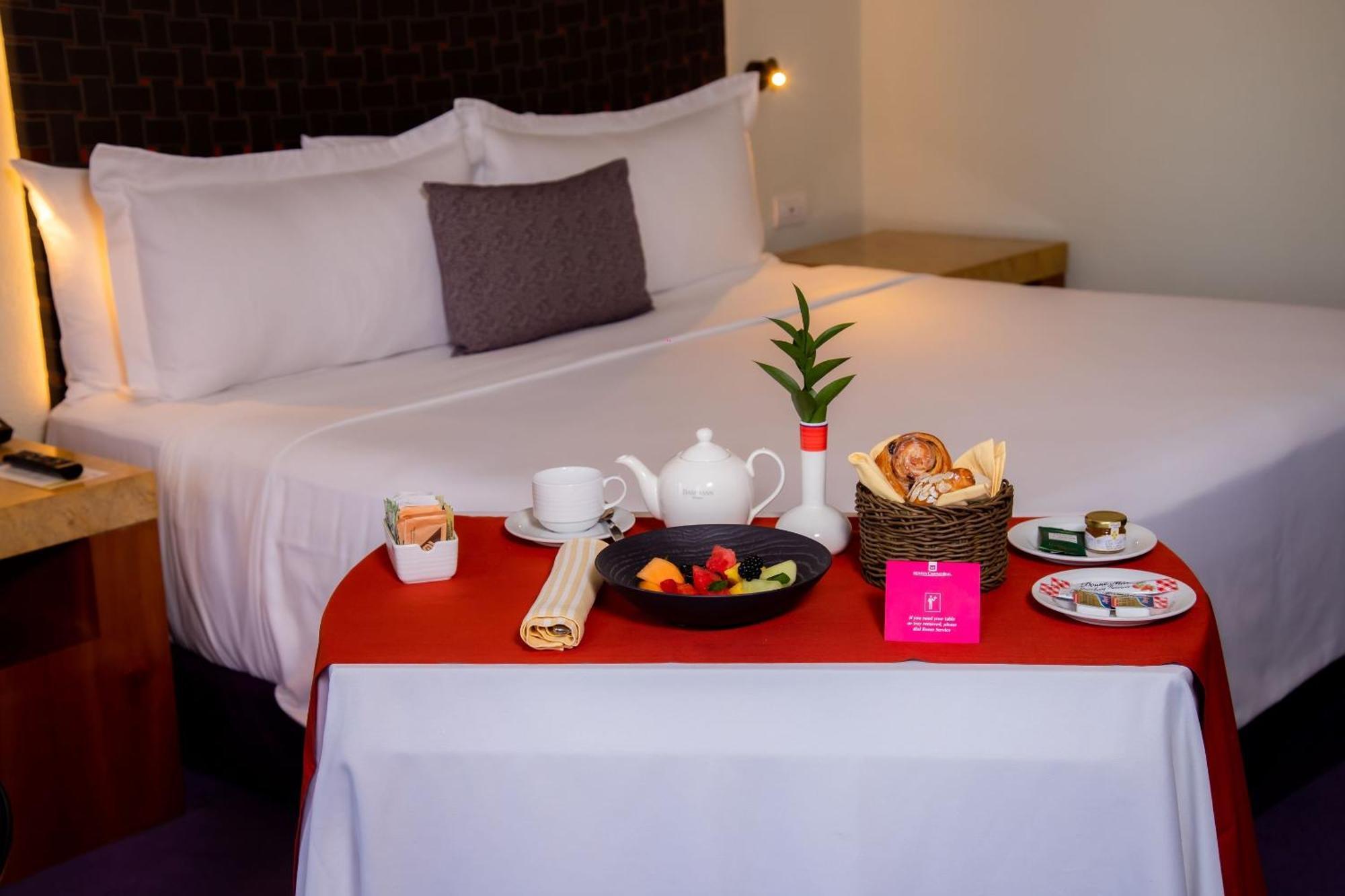 Camino Real Monterrey Hotel San Pedro Garza Garcia Buitenkant foto Room service